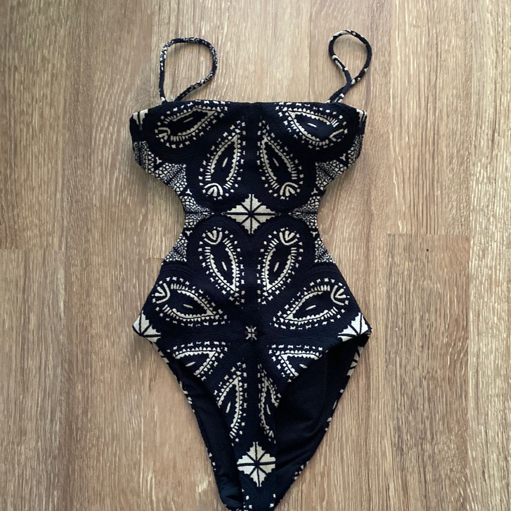 Devon Windsor. XS one Piece: blank and white. Barely worn. Excellent condition.